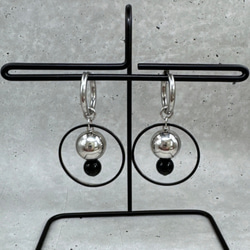 【パーツ取外し可能】シルバーとブラックの大ぶりピアス　サージカルステンレス　かっこいい　大ぶり　クール　フープピアス　 4枚目の画像