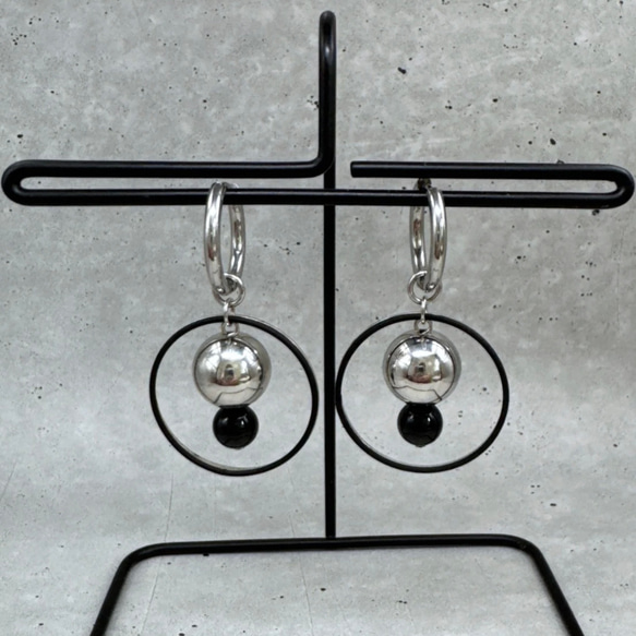 【パーツ取外し可能】シルバーとブラックの大ぶりピアス　サージカルステンレス　かっこいい　大ぶり　クール　フープピアス　 4枚目の画像