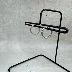 【パーツ取外し可能】シルバーとブラックの大ぶりピアス　サージカルステンレス　かっこいい　大ぶり　クール　フープピアス　 6枚目の画像