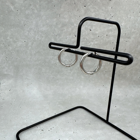 【パーツ取外し可能】シルバーとブラックの大ぶりピアス　サージカルステンレス　かっこいい　大ぶり　クール　フープピアス　 6枚目の画像