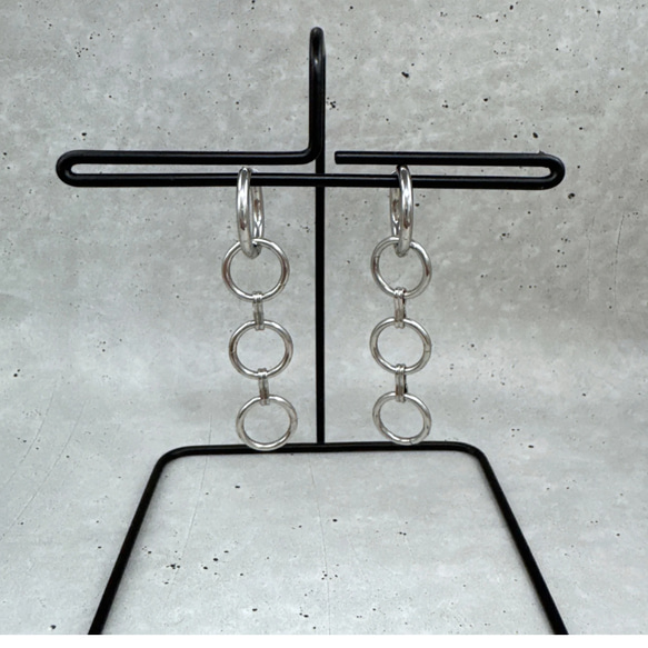 【パーツ取外し可能】シルバーとブラックの大ぶりピアス　サージカルステンレス　かっこいい　大ぶり　クール　フープピアス　 5枚目の画像