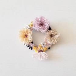 輪がつながる」手刺繍のリースブローチ・ホワイト・ブルー〜日常から