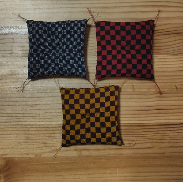 市松模様ミニ座布団　 赤×黒・からし色×こげ茶・紺×白/ 受注生産 / 招き猫用 / だるま用 / サイズダウン可能 1枚目の画像