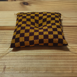 市松模様ミニ座布団　 赤×黒・からし色×こげ茶・紺×白/ 受注生産 / 招き猫用 / だるま用 / サイズダウン可能 6枚目の画像