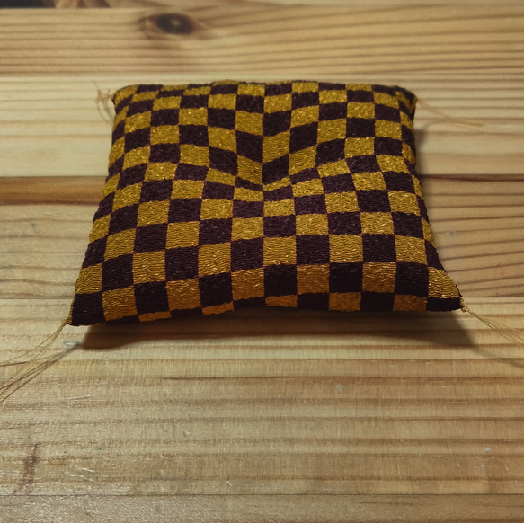 市松模様ミニ座布団　 赤×黒・からし色×こげ茶・紺×白/ 受注生産 / 招き猫用 / だるま用 / サイズダウン可能 6枚目の画像
