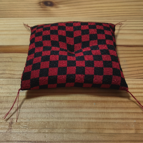 市松模様ミニ座布団　 赤×黒・からし色×こげ茶・紺×白/ 受注生産 / 招き猫用 / だるま用 / サイズダウン可能 5枚目の画像