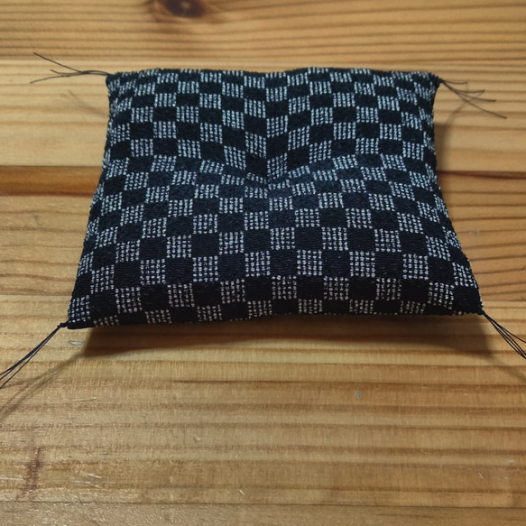 市松模様ミニ座布団　 赤×黒・からし色×こげ茶・紺×白/ 受注生産 / 招き猫用 / だるま用 / サイズダウン可能 7枚目の画像