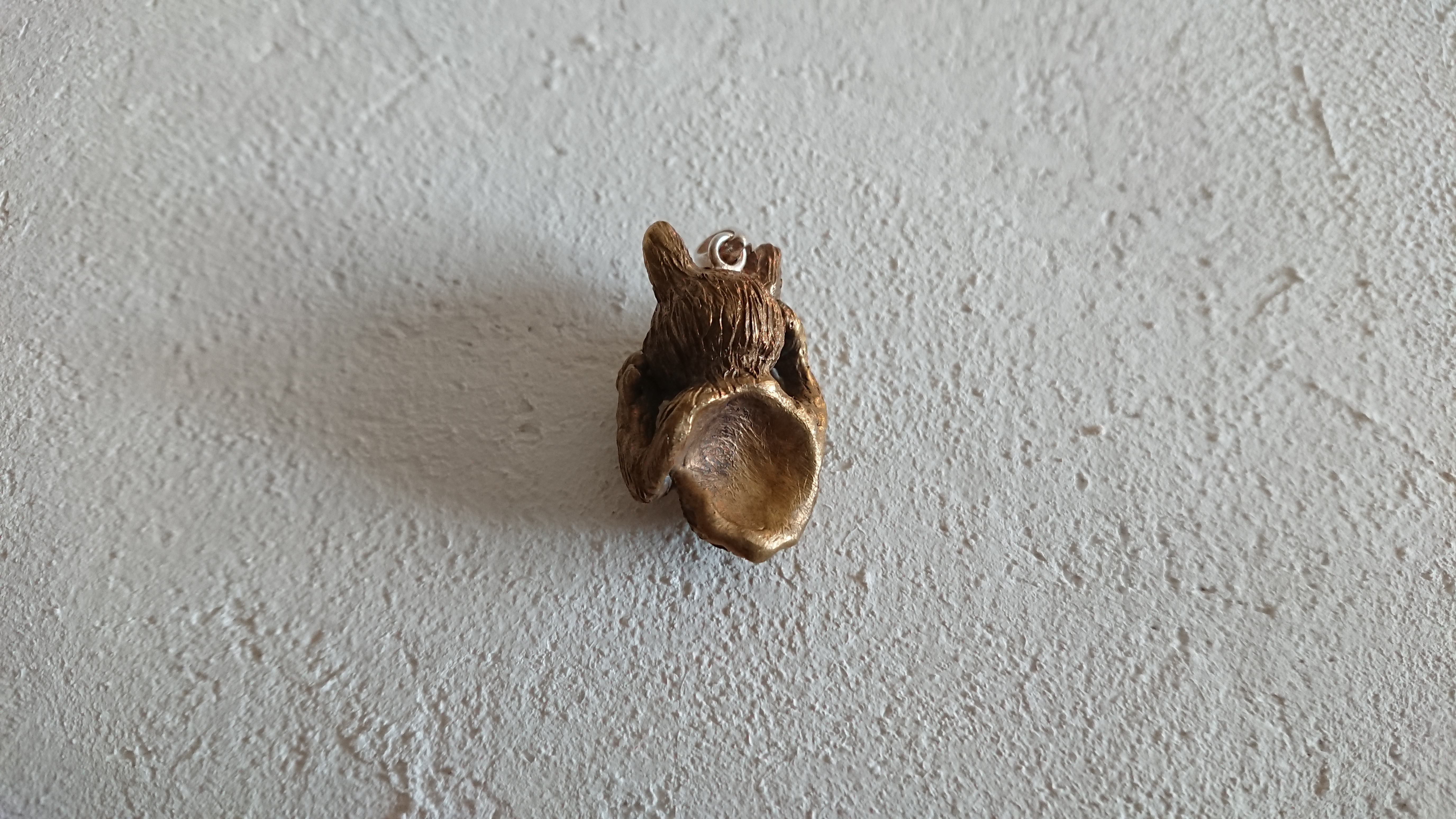 ネコになった人のペンダント