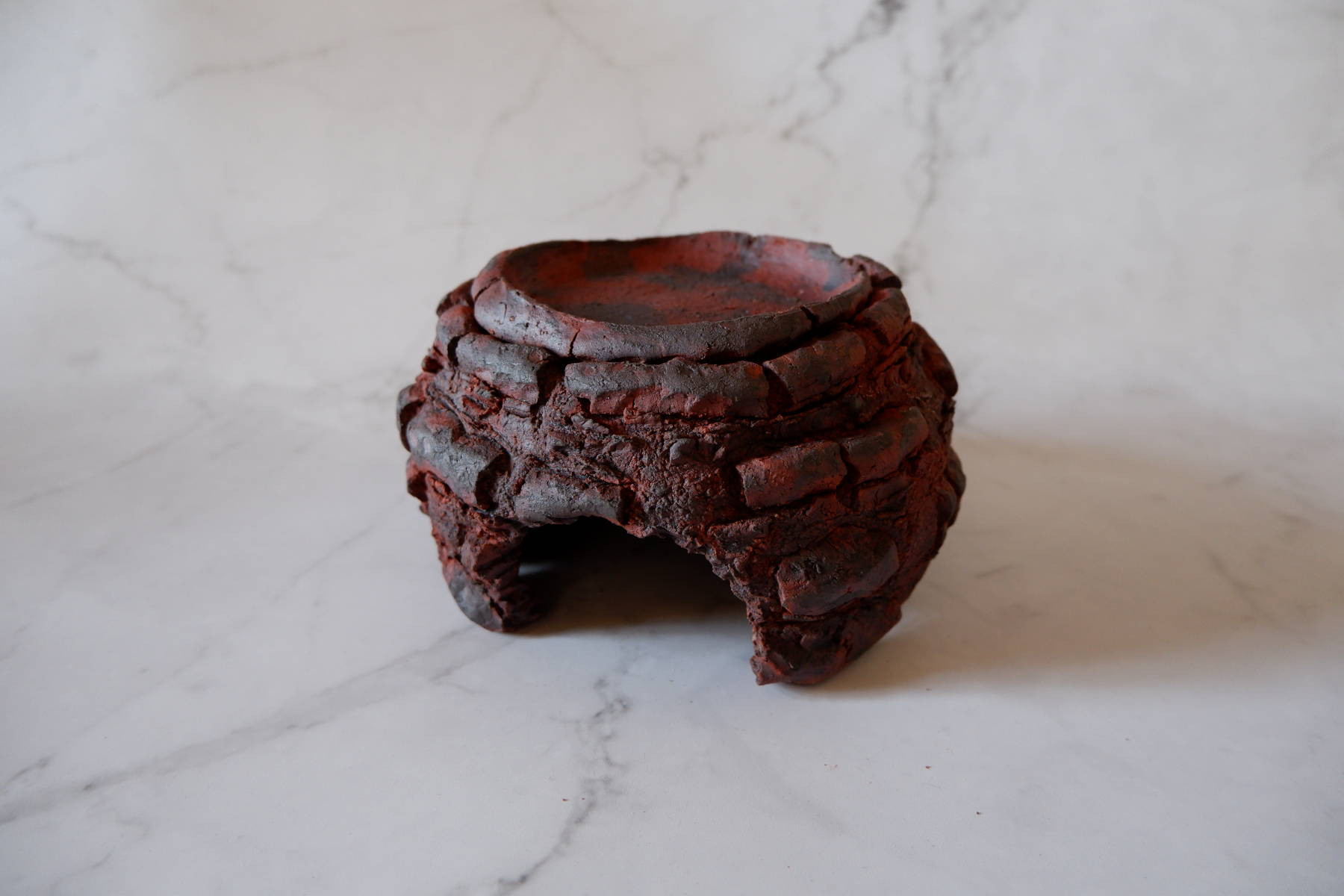 4.5号赤土裂紋爬虫類シェルター270　ウェット　陶器製　作家もの　沖縄