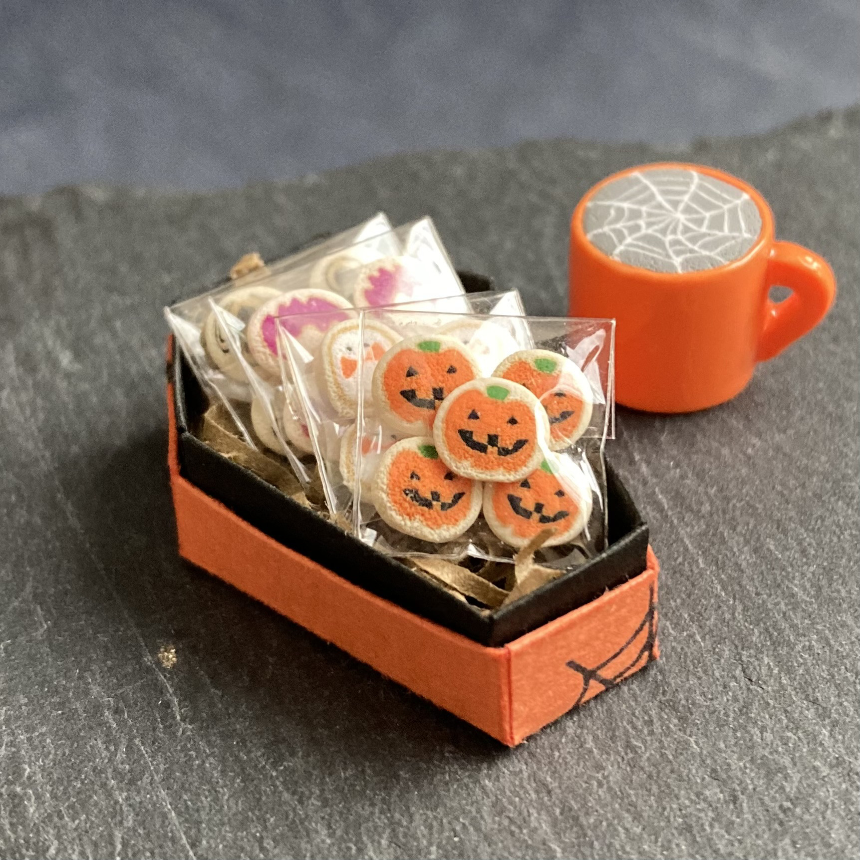 【受注製作】ハロウィンクッキー&黒ゴマラテ