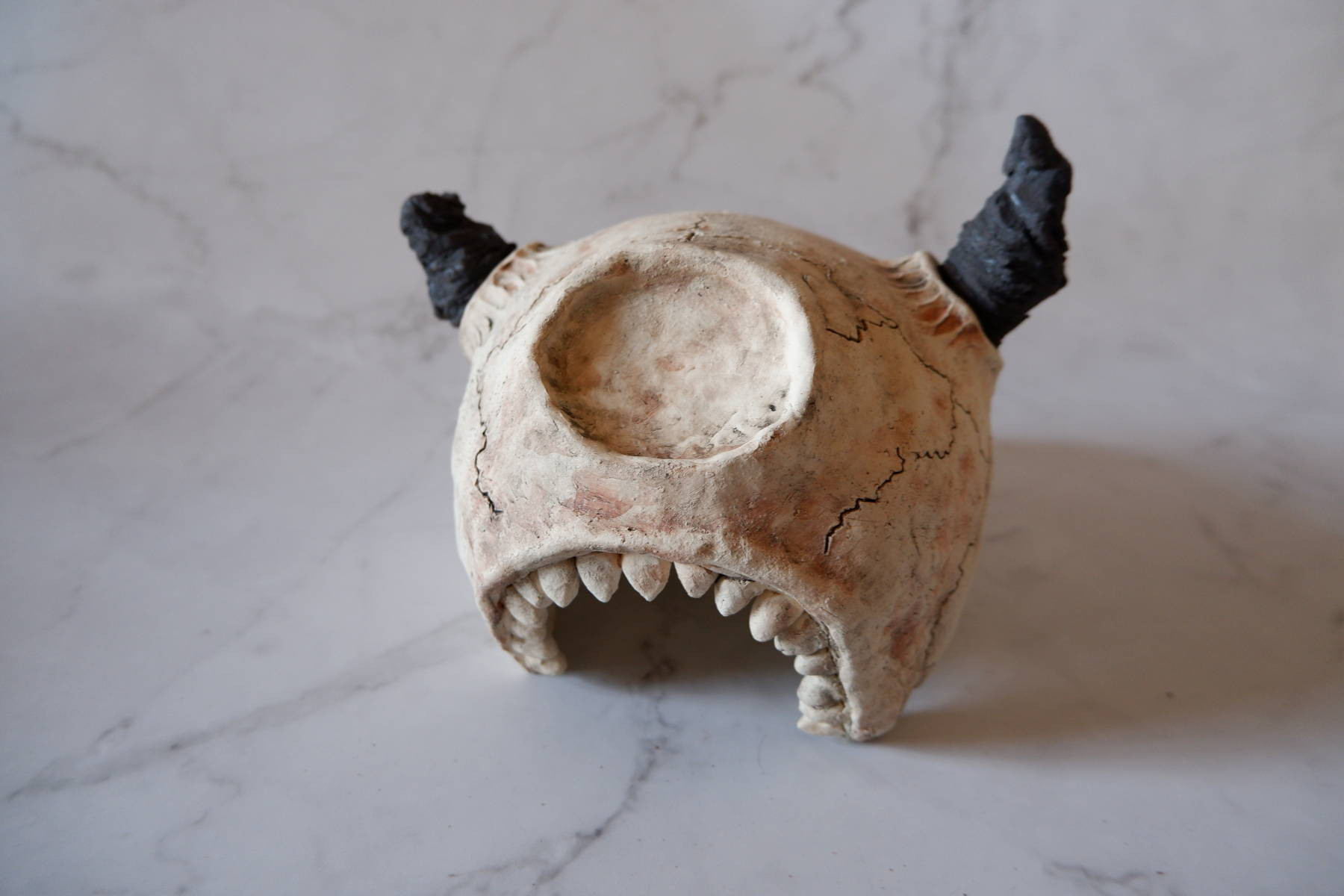 5号白スカル爬虫類シェルター274　オブジェ　陶器製　作家もの　沖縄