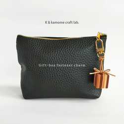 寄木と革紐で作ったギフトボックスのファスナーチャーム /  バッグチャーム 《type G》 1枚目の画像