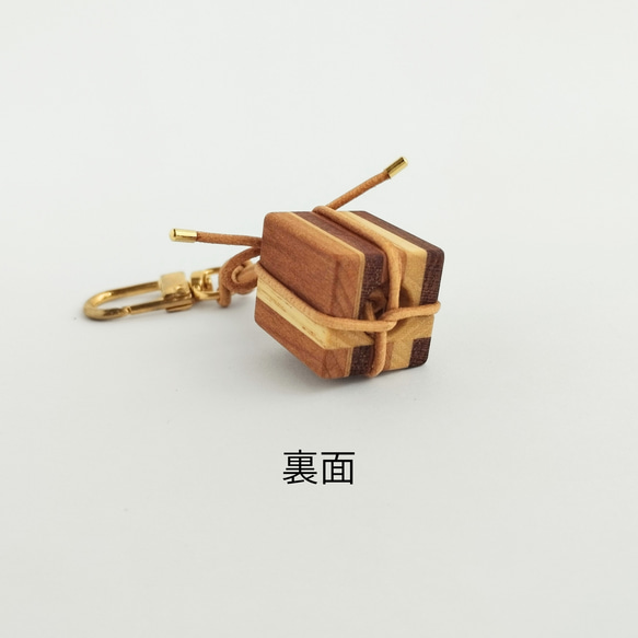 寄木と革紐で作ったギフトボックスのファスナーチャーム /  バッグチャーム 《type G》 8枚目の画像