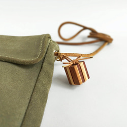 寄木と革紐で作ったギフトボックスのファスナーチャーム /  バッグチャーム 《type G》 10枚目の画像