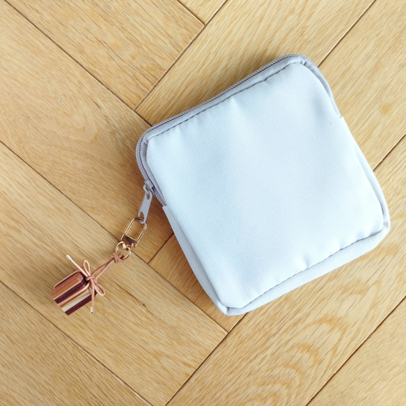 寄木と革紐で作ったギフトボックスのファスナーチャーム /  バッグチャーム 《type G》 11枚目の画像