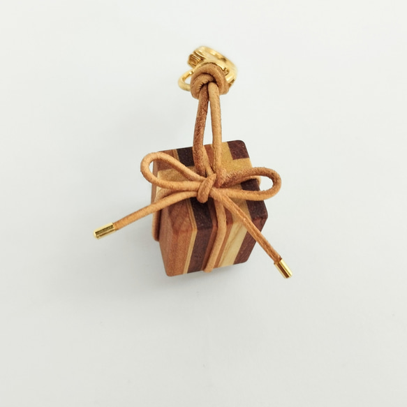寄木と革紐で作ったギフトボックスのファスナーチャーム /  バッグチャーム 《type G》 7枚目の画像