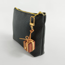 寄木と革紐で作ったギフトボックスのファスナーチャーム /  バッグチャーム 《type G》 3枚目の画像