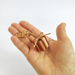 寄木と革紐で作ったギフトボックスのファスナーチャーム /  バッグチャーム 《type G》 5枚目の画像