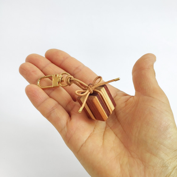 寄木と革紐で作ったギフトボックスのファスナーチャーム /  バッグチャーム 《type G》 5枚目の画像