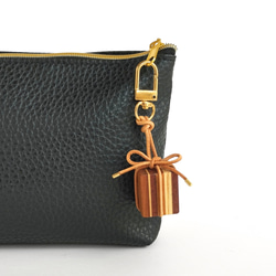 寄木と革紐で作ったギフトボックスのファスナーチャーム /  バッグチャーム 《type G》 2枚目の画像