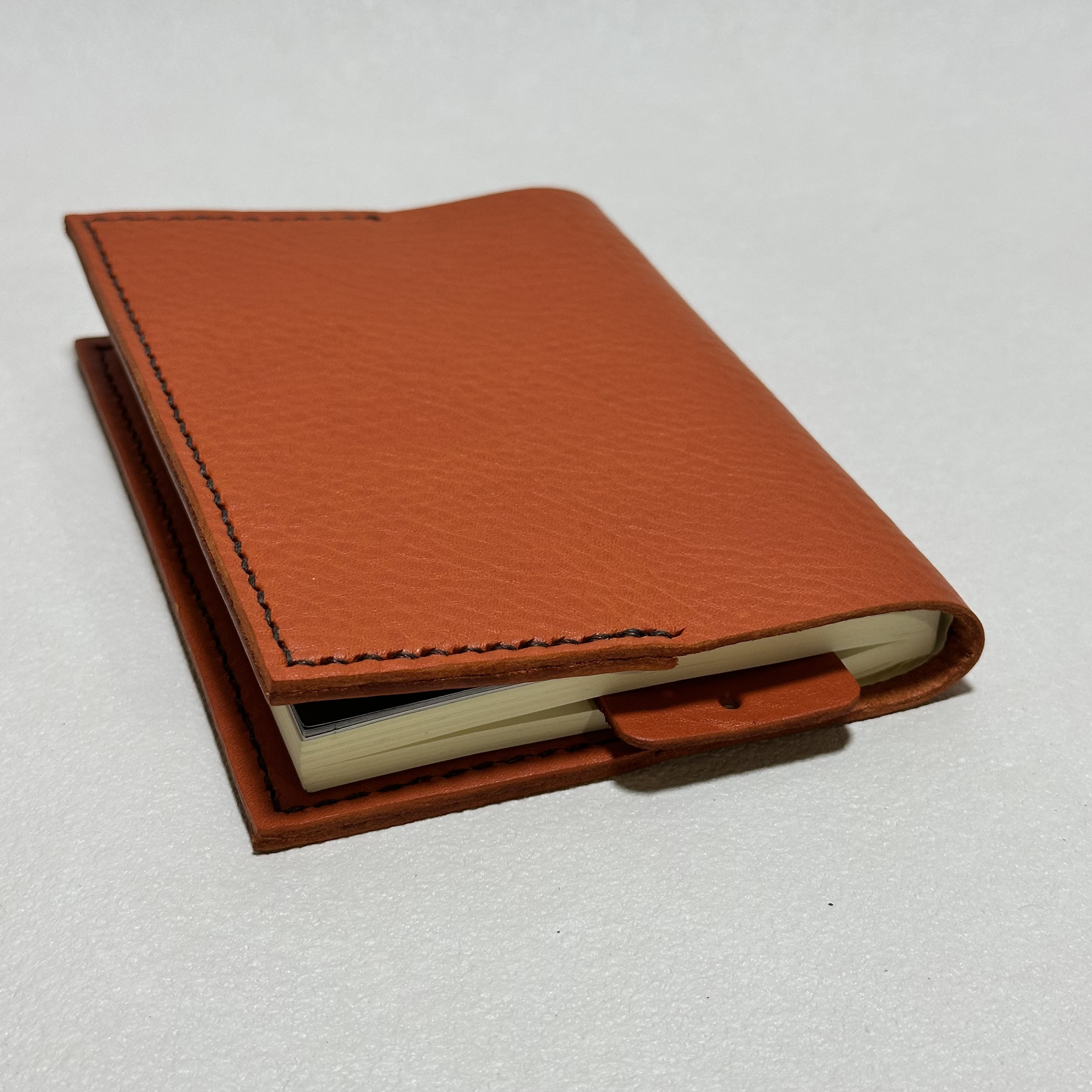 【在庫品・即納可能】イタリア製牛革のシンプルブックカバー（文庫サイズ・オレンジ）