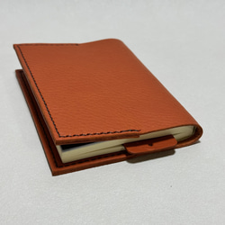 【在庫品・即納可能】イタリア製牛革のシンプルブックカバー（文庫サイズ・オレンジ） 2枚目の画像