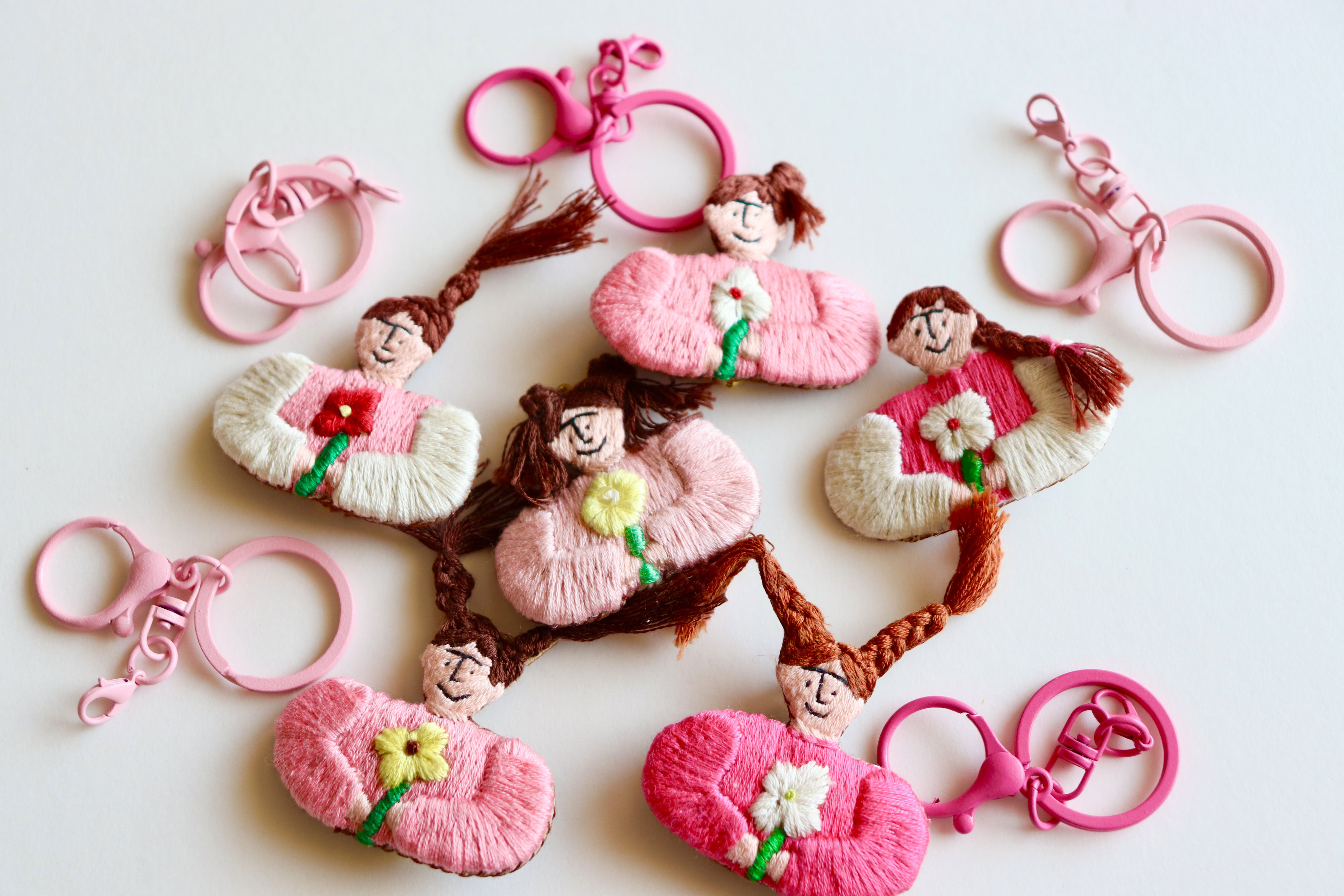 【特集掲載】ピンク推し！おでかけがもっとたのしくなる！ふっくらかわいい手刺繍ブローチ（キーホルダー・壁飾り）