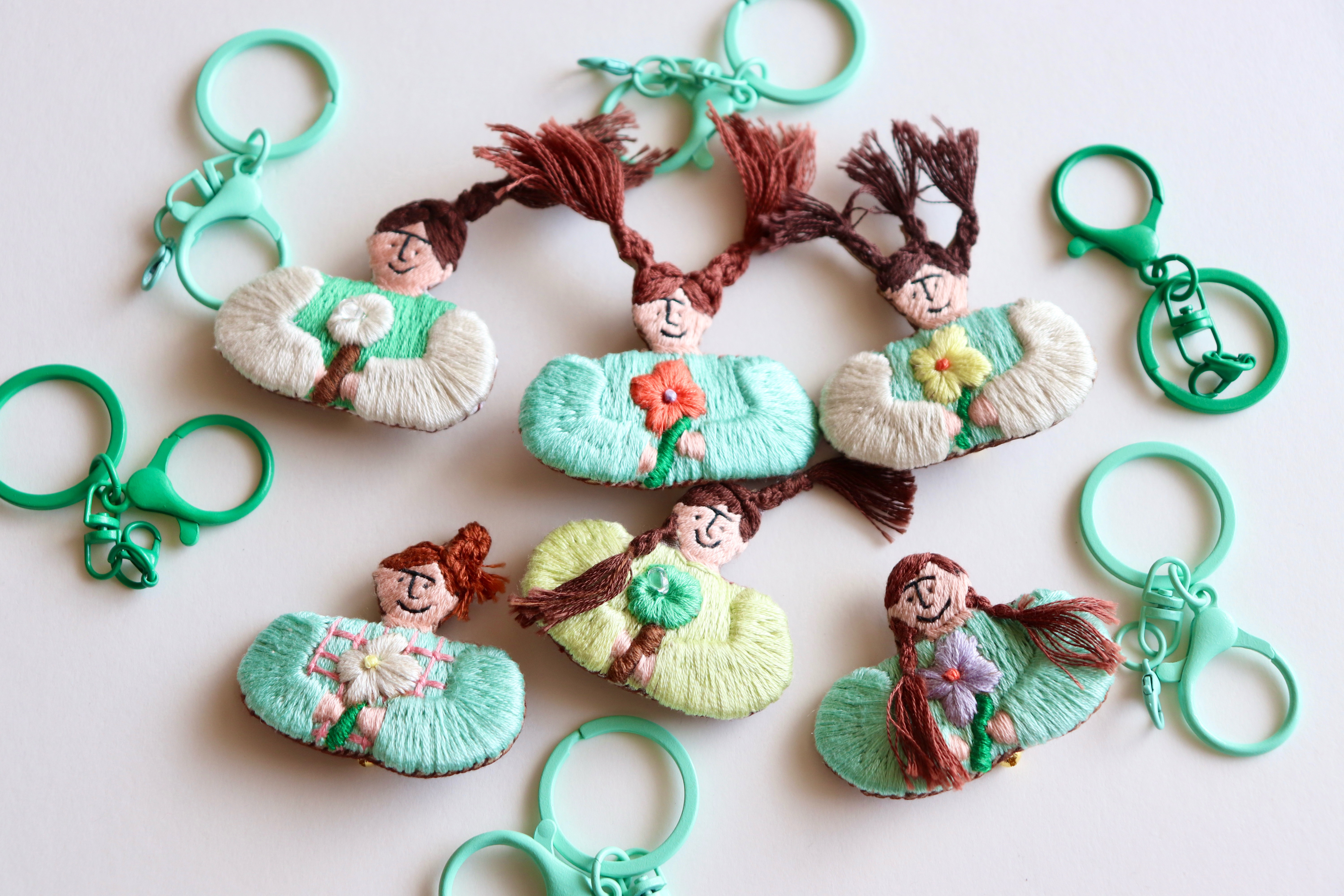 みどり推し！おでかけがもっとたのしくなる！ふっくらかわいい手刺繍ブローチ（３WAY仕様 キーホルダー・壁飾り）