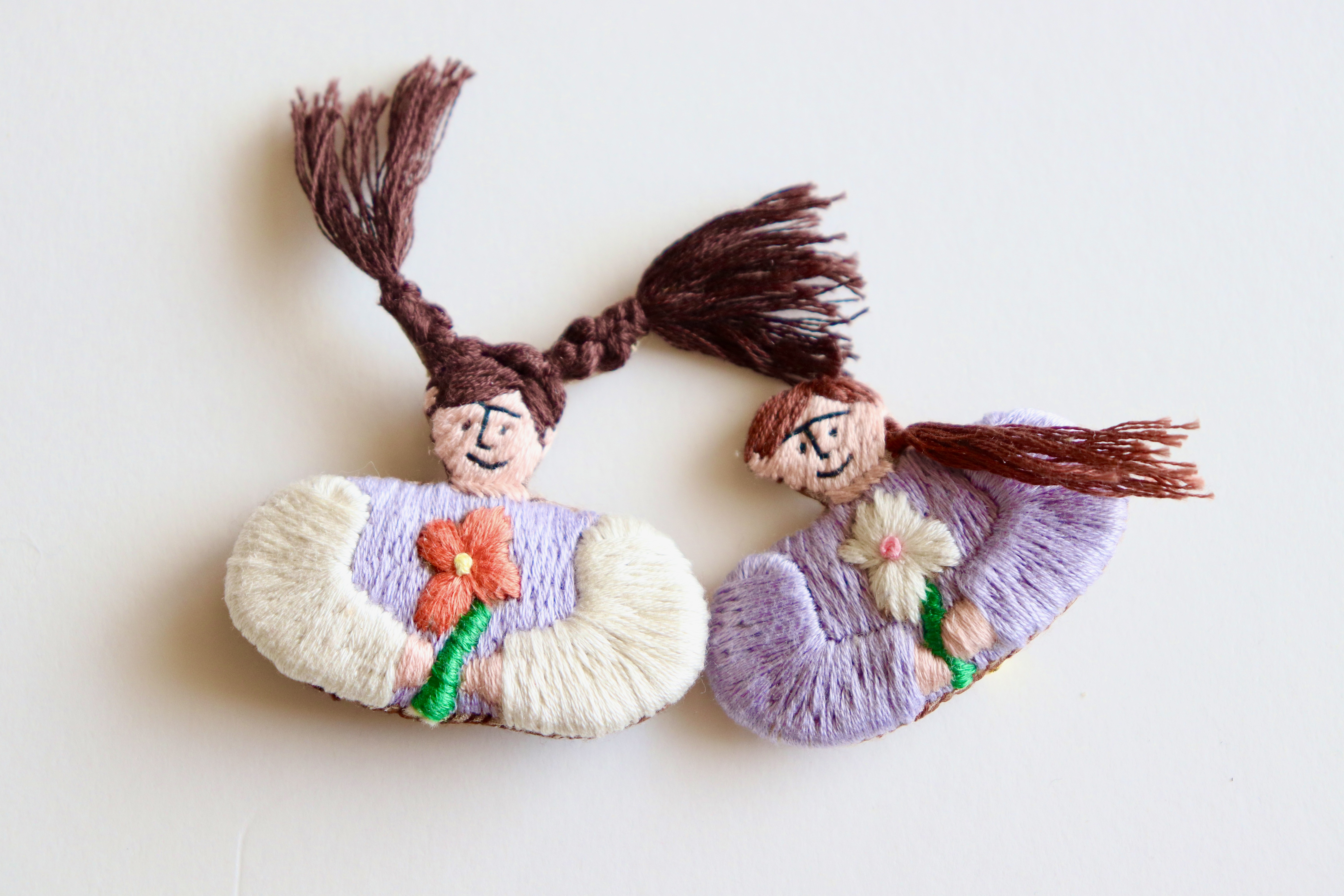 むらさき推し！おでかけがもっとたのしくなる！ふっくらかわいい手刺繍ブローチ（３WAY仕様 キーホルダー・壁飾り）