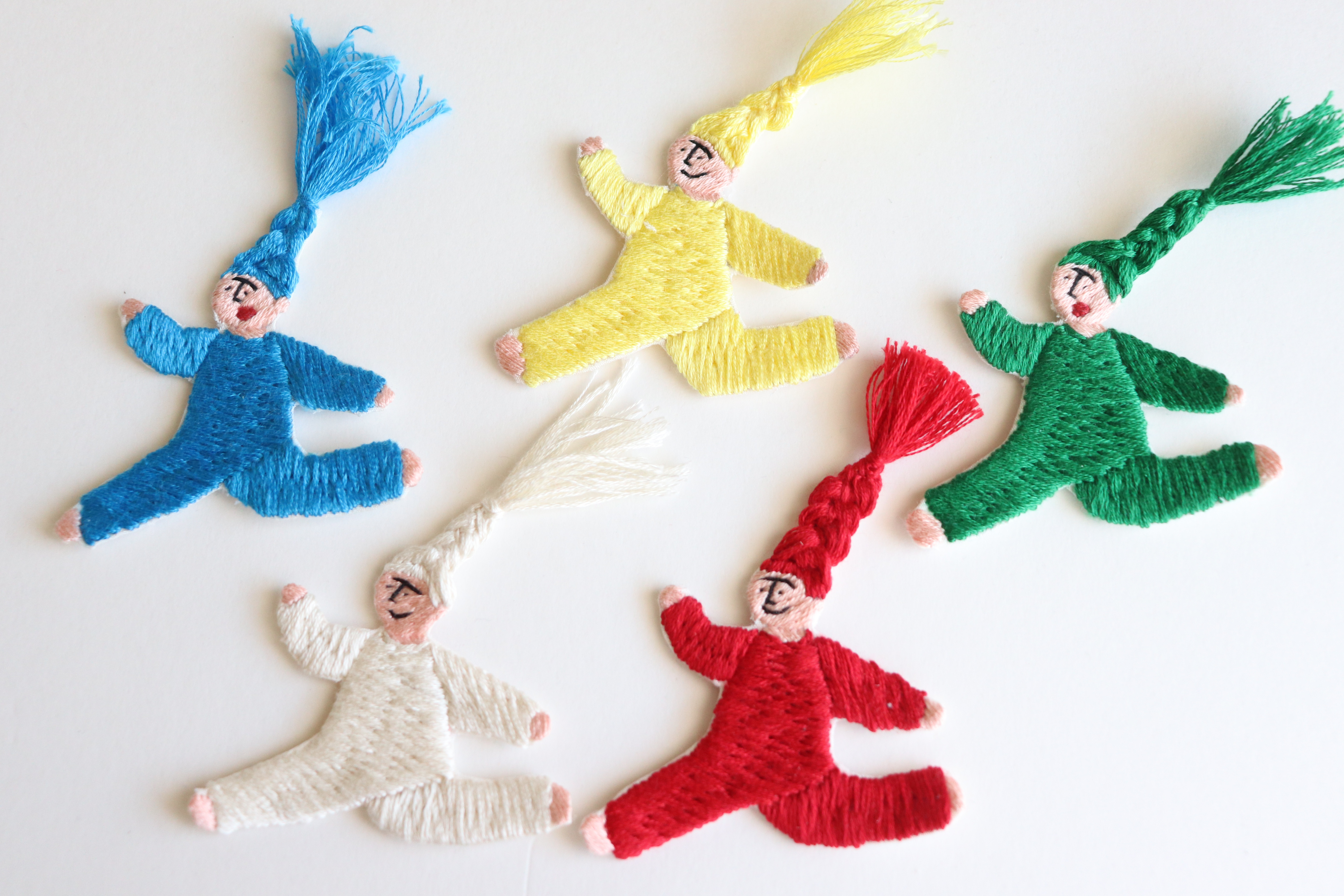 【特集掲載】走るジューニンズ！ふっくらかわいい手刺繍ブローチ（３WAY仕様 キーホルダー・壁飾り）