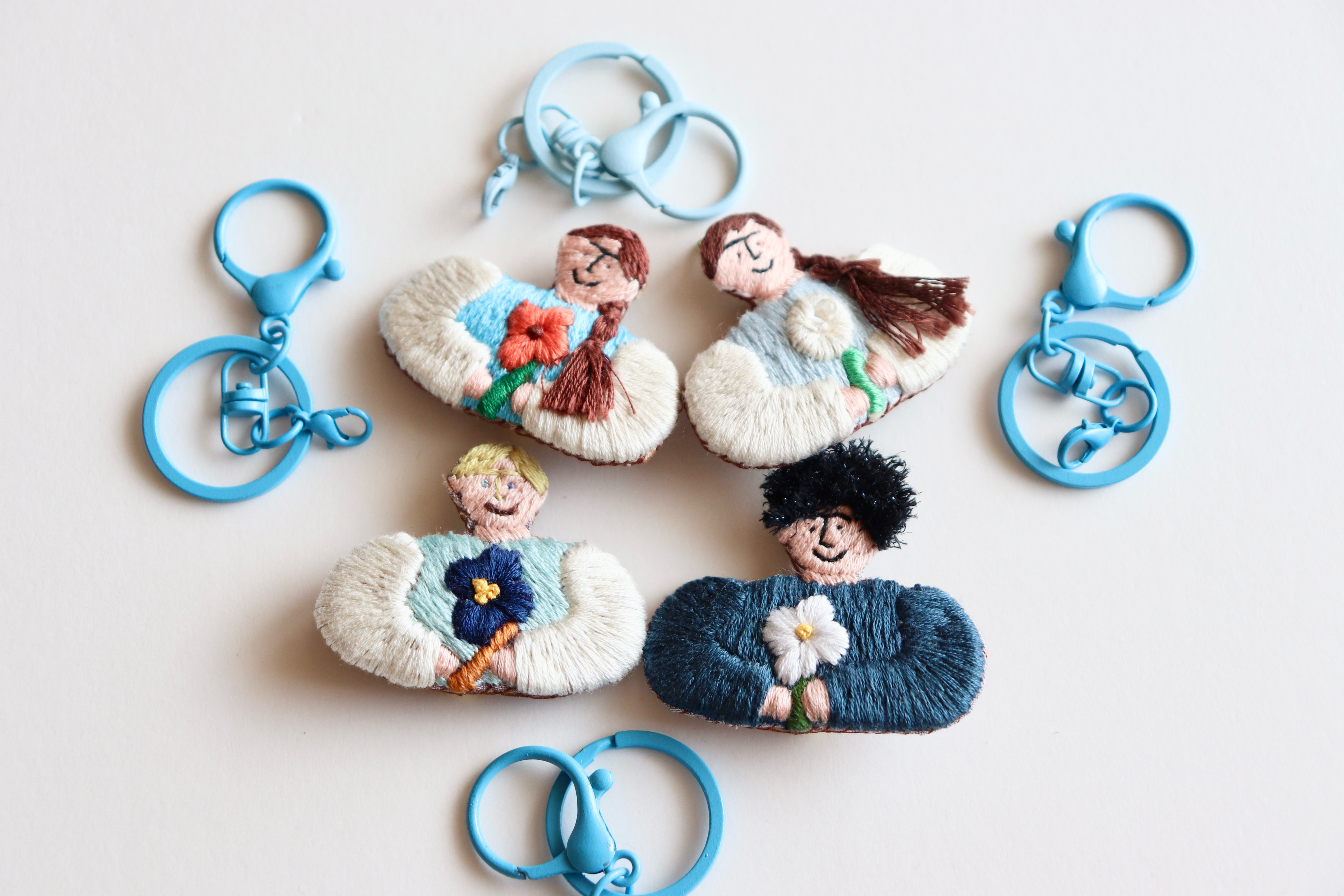 ブルー推し！おでかけがもっとたのしくなる！ふっくらかわいい手刺繍ブローチ（３WAY仕様 キーホルダー・壁飾り）