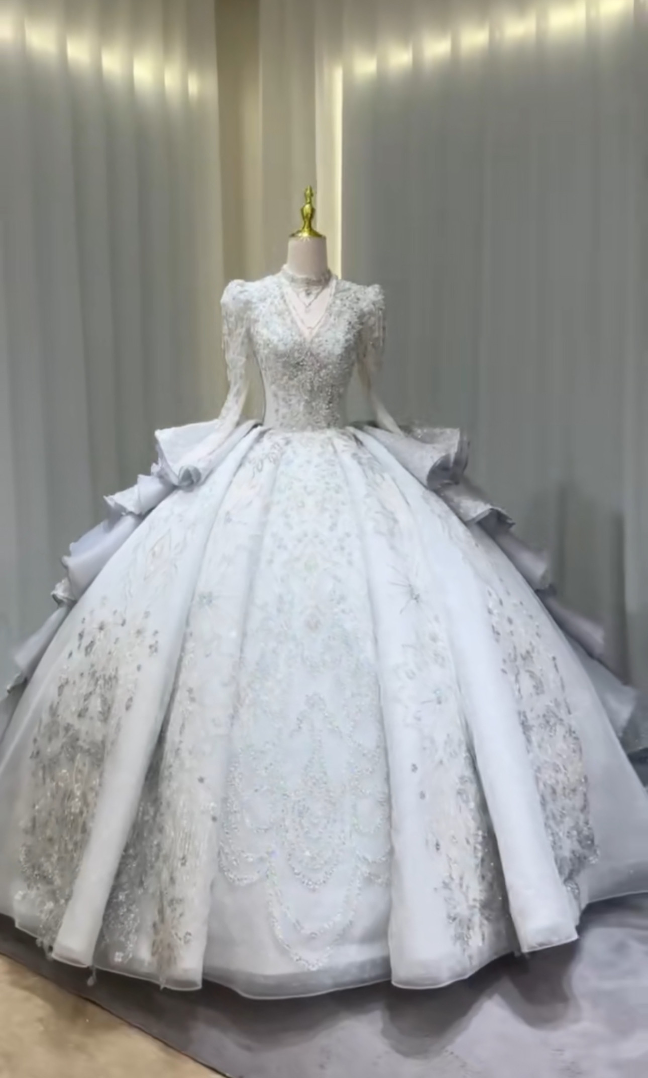 新入荷続々　ブルーグレー　シルバー　チュール　美しいバック　ウェディング　ブライダル　背中空き　編み上げ　長袖　ビーズ