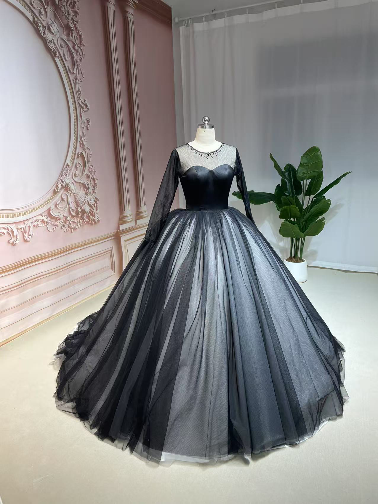 激売れ人気商品　お色直し　ふわふわチュール　ボリューム感　ブラック白　長袖　シースルー　可愛い　トレーン　二次会前撮り