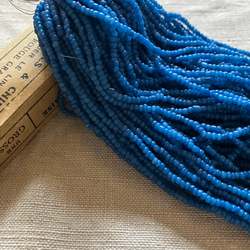 フランス　アンティーク　ヴィンテージガラスビーズ　小粒　シャルトルブルー　青　ブルー　 1枚目の画像