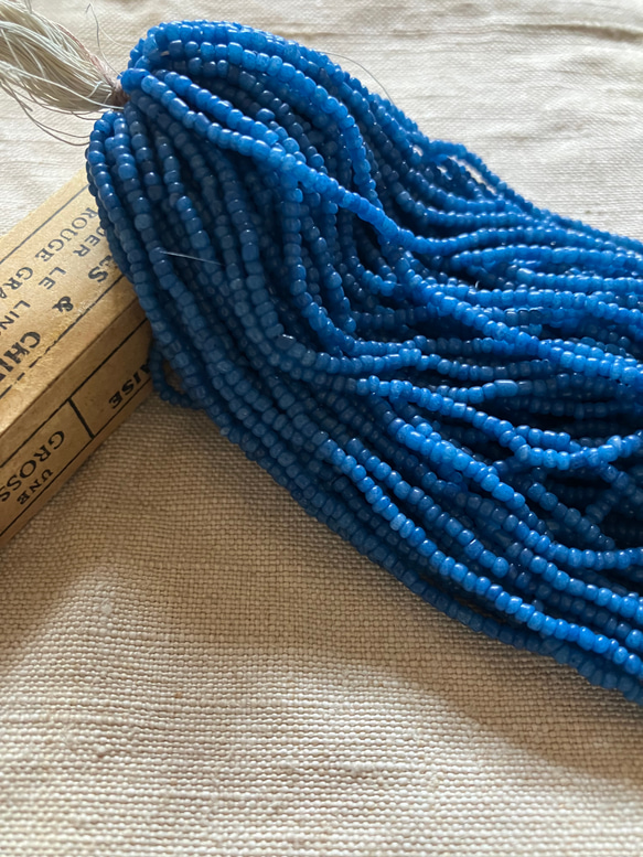 フランス　アンティーク　ヴィンテージガラスビーズ　小粒　シャルトルブルー　青　ブルー　 1枚目の画像