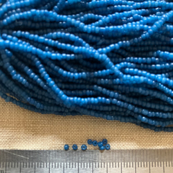 フランス　アンティーク　ヴィンテージガラスビーズ　小粒　シャルトルブルー　青　ブルー　 2枚目の画像