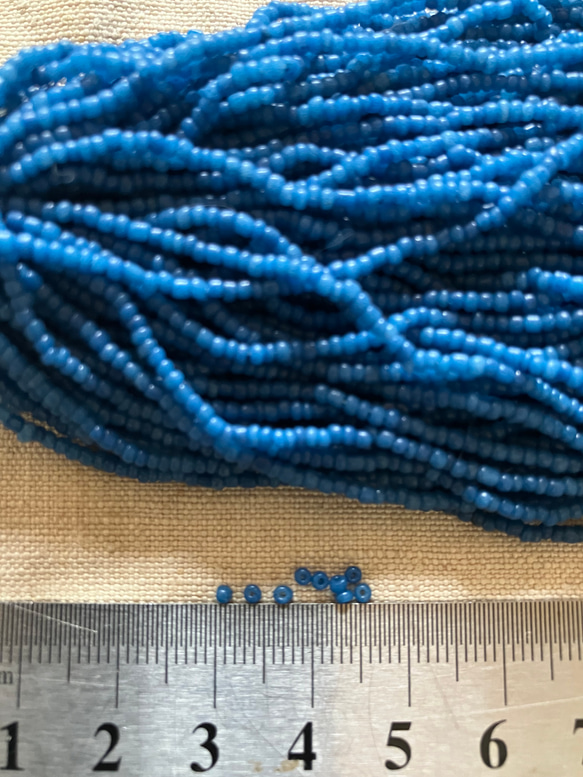 フランス　アンティーク　ヴィンテージガラスビーズ　小粒　シャルトルブルー　青　ブルー　 2枚目の画像