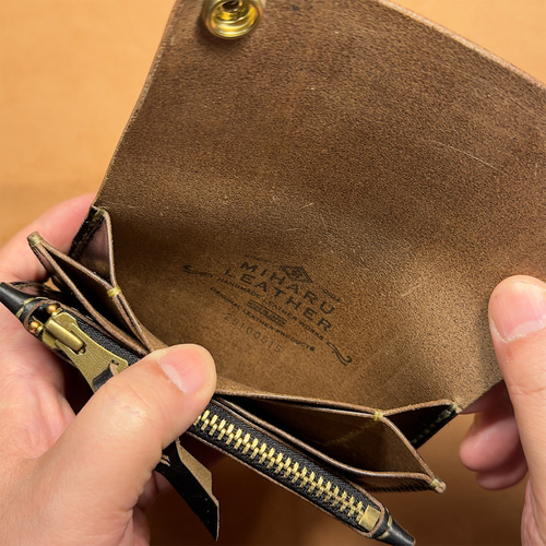 クロムエクセルレザー・ブラック茶芯｜ミドルトラッカーウォレット