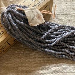 フランスアンティーク　ヴィンテージガラスビーズ　小粒　不揃いグレー 1枚目の画像