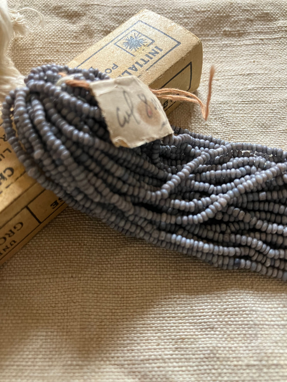 フランスアンティーク　ヴィンテージガラスビーズ　小粒　不揃いグレー 1枚目の画像