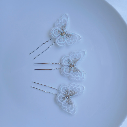 蝶々のヘアピン3本セット＊ホワイトゴールド＊ラメ刺繍の二枚羽