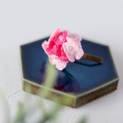 秋風に灯る立体刺繍ランタナのポニーフック 1枚目の画像