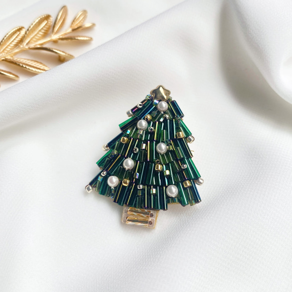 【Forest tree】クリスマスツリー刺繍ブローチ⭐︎クリスマスギフト⭐︎受注制作品 1枚目の画像