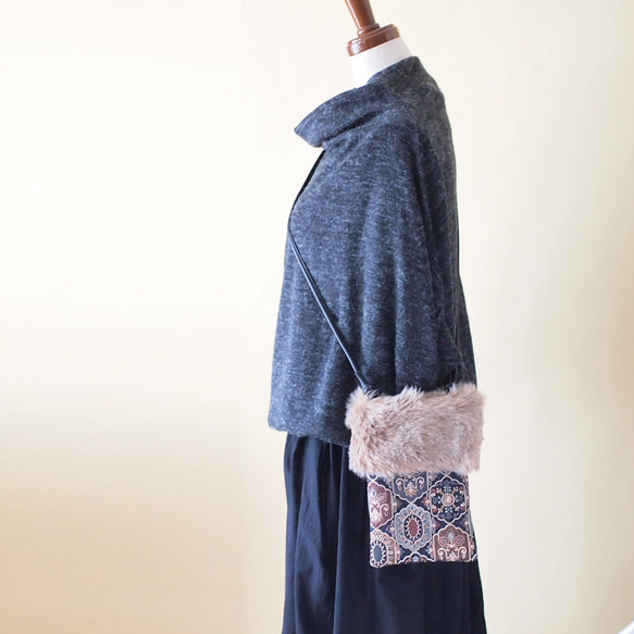 インド刺繍生地・ スマホショルダー・2way(ファー取り外し可能・ショルダー紐選択可)　ブラック 3枚目の画像
