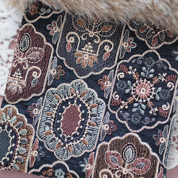 インド刺繍生地・ スマホショルダー・2way(ファー取り外し可能・ショルダー紐選択可)　ブラック 4枚目の画像