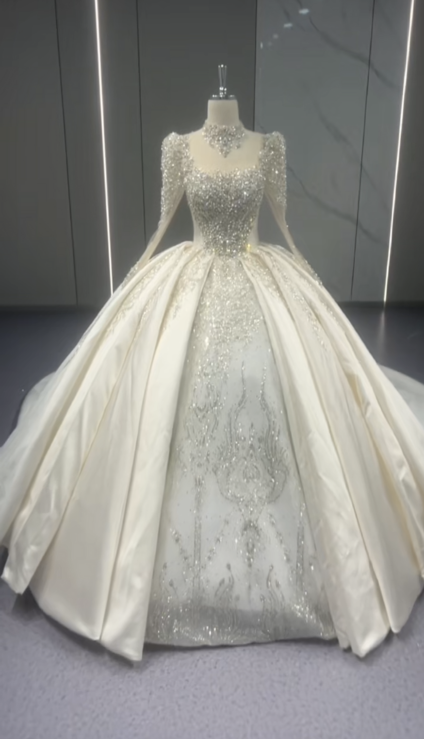 美品　オフホワイト　高級サテン　長袖　スクエアネック　Princess編み上げ　サイズオーダー可能　秋婚春婚冬婚　光沢感