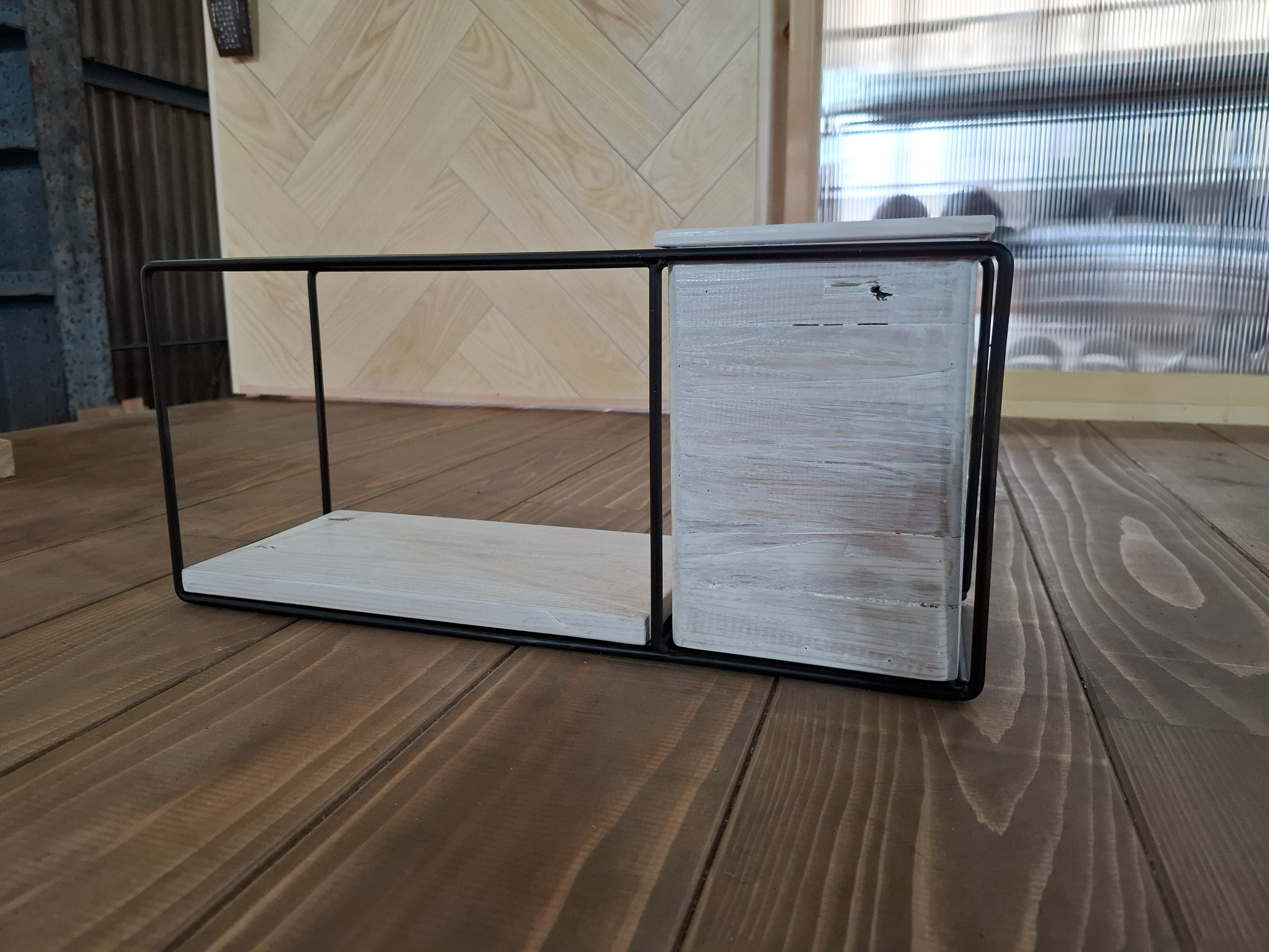 accesary  storage スチールと廃パレットの再利用で製作したアップサイクルインテリアです。