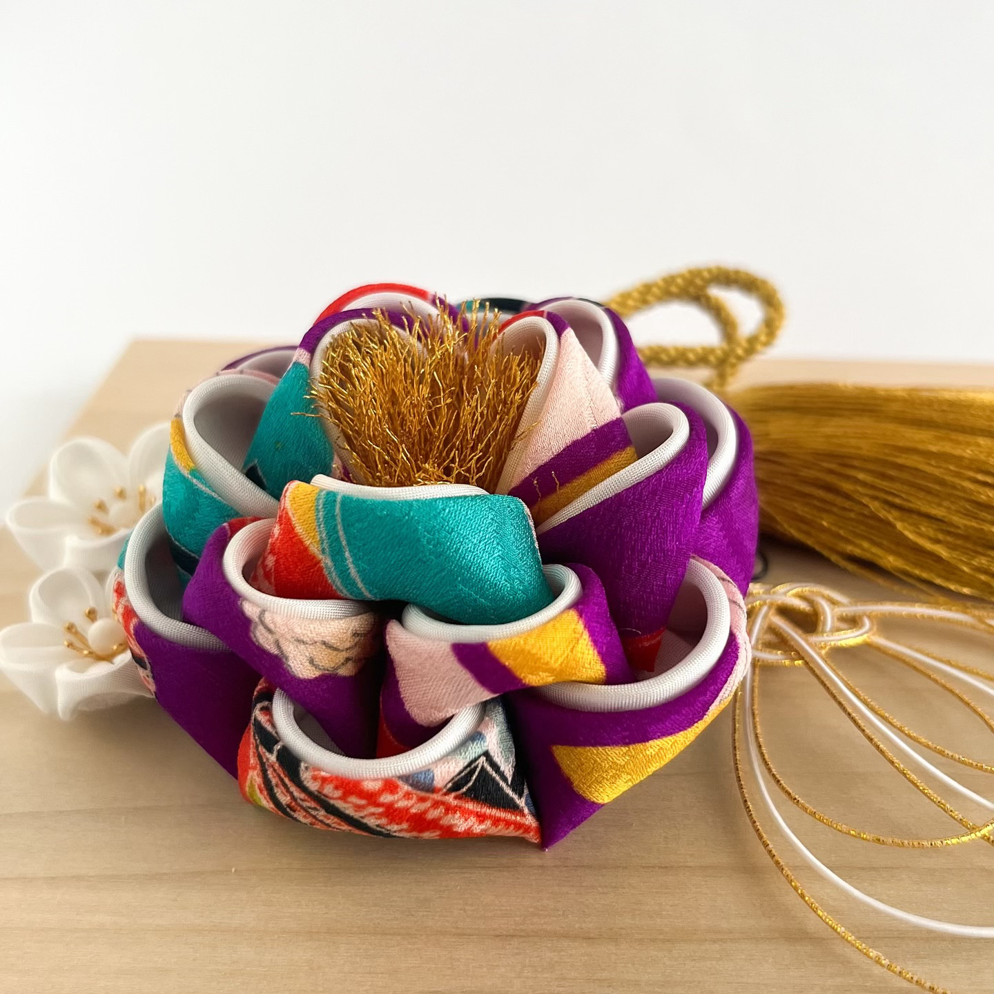 【レトロモダンな椿】正絹アンティーク着物のつまみ細工髪飾り〈成人式 七五三 卒業式 結婚式 和装〉