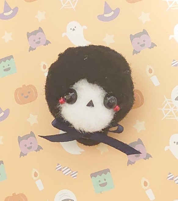 ポンポンアクセサリー♪フェイスブローチ★ハロウィンのお友達⒨(· ⩌ ·)死神 1枚目の画像
