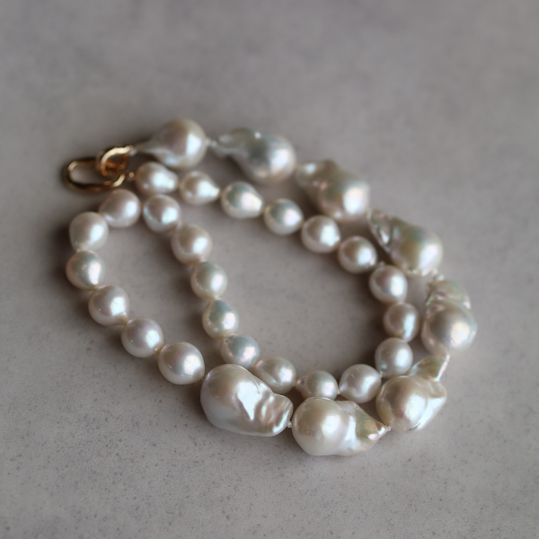 バロックパールのハーフ＆ハーフネックレス　淡水真珠　オイスターパール　オールノット ギフト